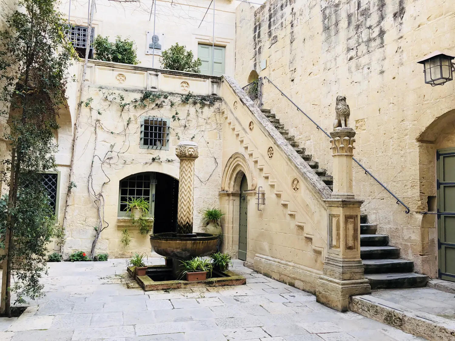 Sehenswürdigkeiten in Mdina | The silent City | Malta mit Kind und Baby | Urlaub | Familie | www.anomadabroad.com | Palazzo Falson