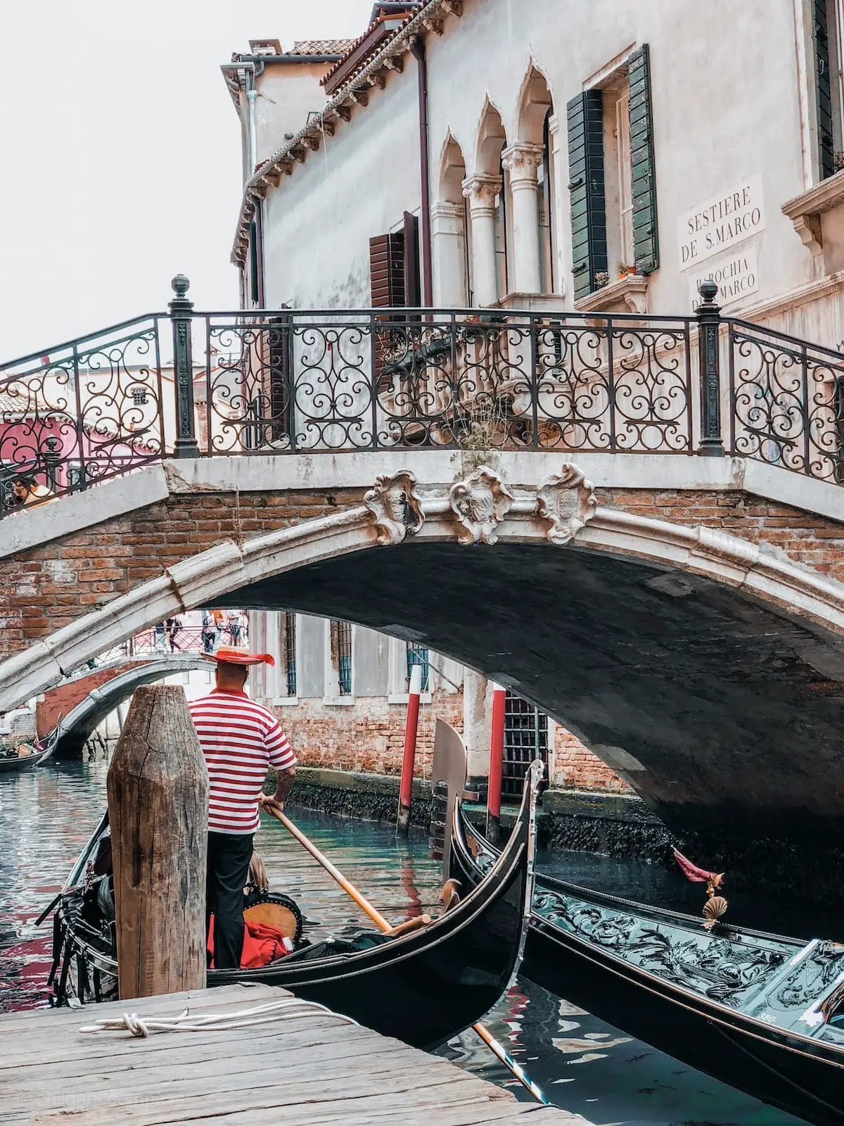 Schöne Brücken in Venedig