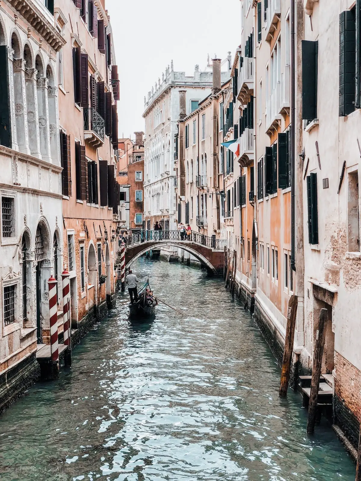 Gondel vor Brücke in Venedig