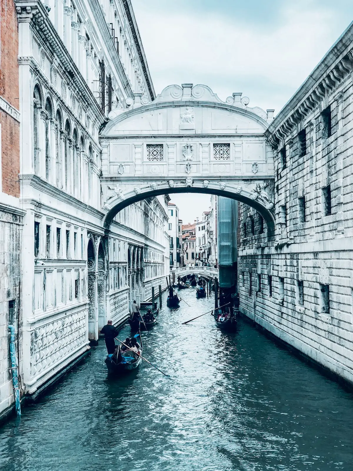 Venedig Sehenswürdigkeiten, Städtereise nach Venedig Städtetrip, Kanäle und Brücken in Venedig, Gondeln, Urlaub in Italien, Seufzerbrücke