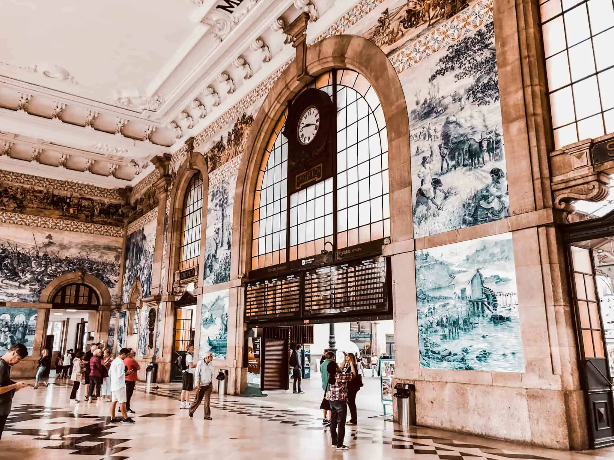 Bahnhof Sao Bento mit Azulejos, den für Portugal typischen Fliesen