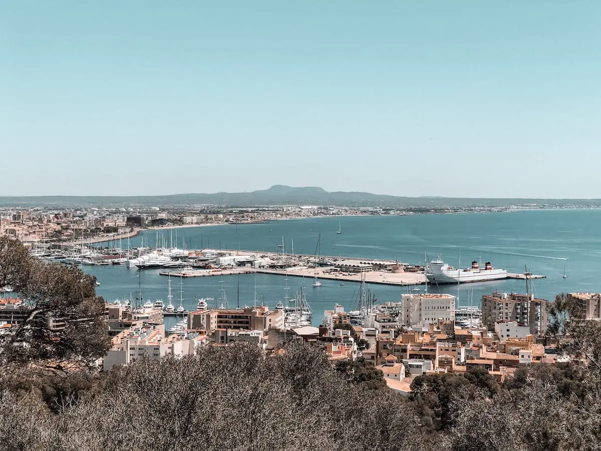 Ausblick von der Burg Palma auf den Hafen und das Meer
