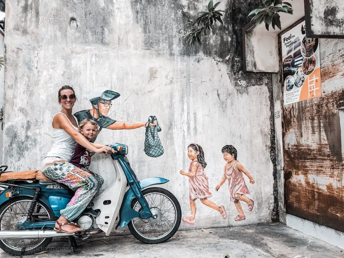Ipoh Streetart, Uber, Mann mit Kindern auf Motorbike Mural Art Trail Ipoh, Malaysia Ipoh Sehenswürdigkeiten 
