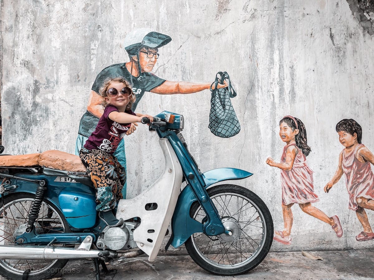 Ipoh Streetart, Uber, Mann mit Kindern auf Motorbike Mural Art Trail Ipoh, Malaysia Ipoh Sehenswürdigkeiten 