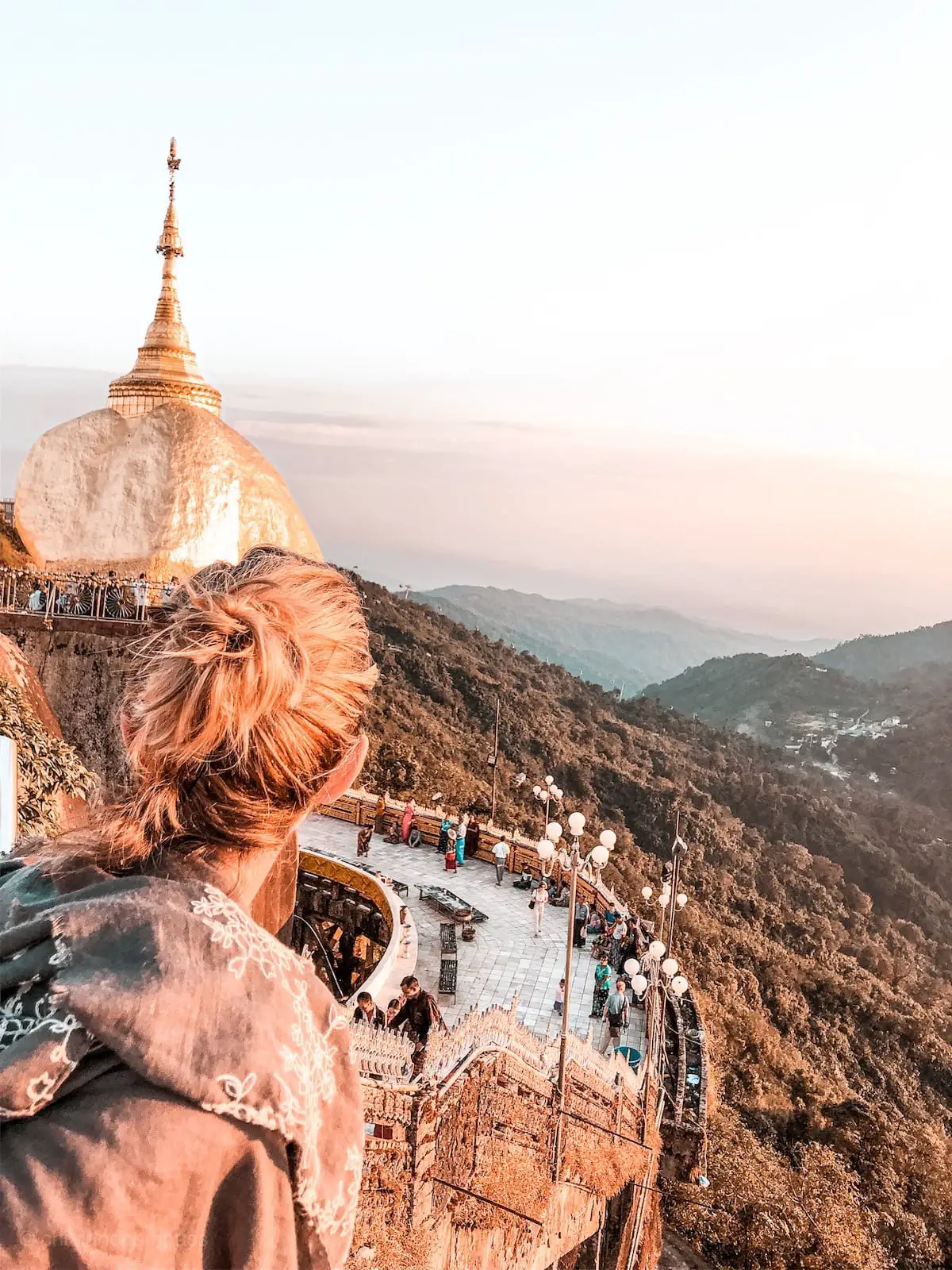 Kann man auf dem Goldenen Fels in Myanmar übernachten?