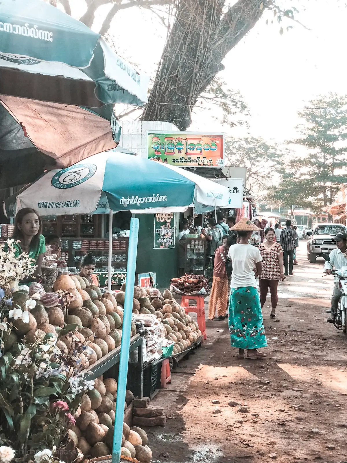 Marktstände an der Truck-Station in Kinpun, Myanmar