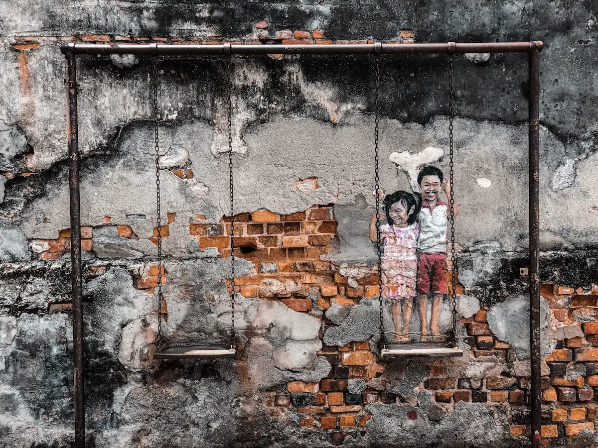 George Town Sehenswürdigkeiten auf Penang, Streetart, Kinder auf Schaukel George Town