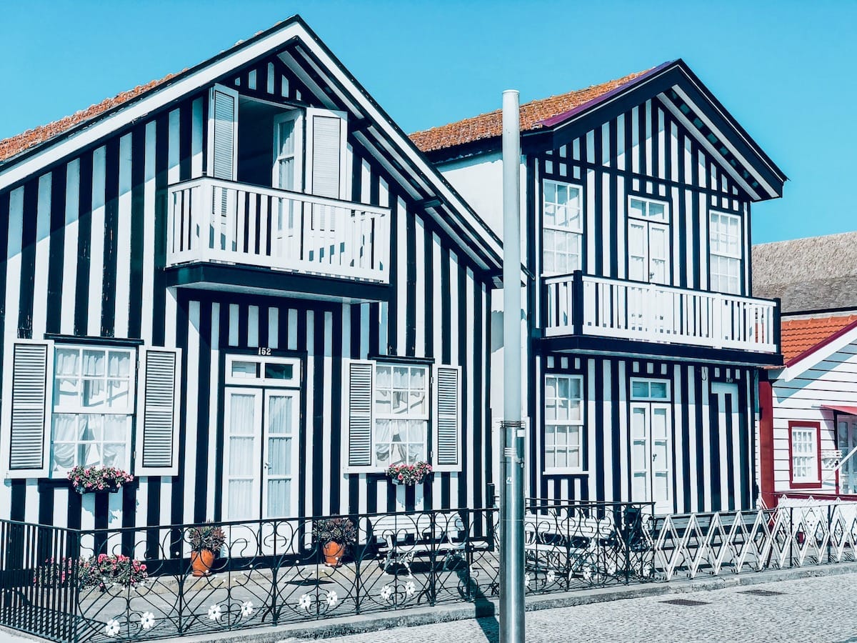 Das Fischerdorf Costa Nova in Portugal: Streifenhäuser Instagram Spot Aveiro