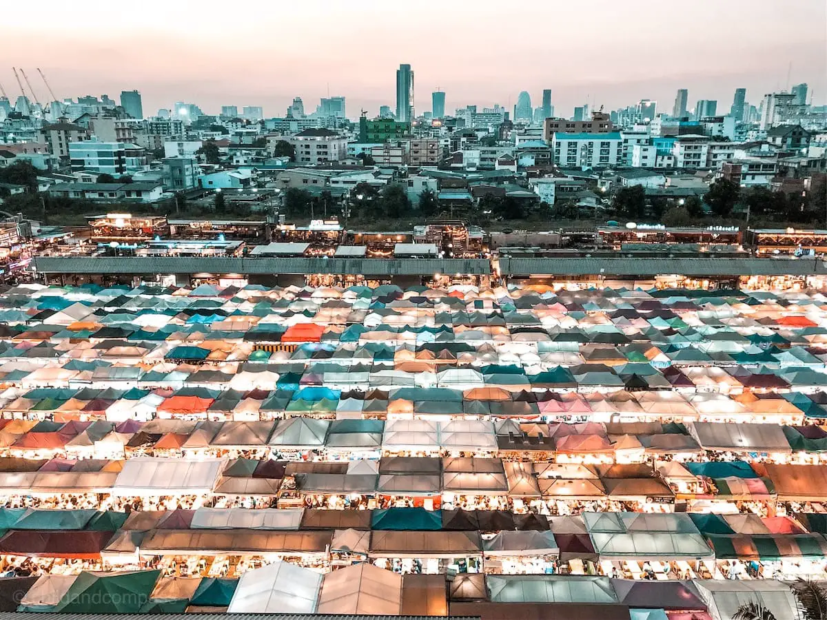 Ratchada Train Market - Markt mit bunten Dächern in Bangkok