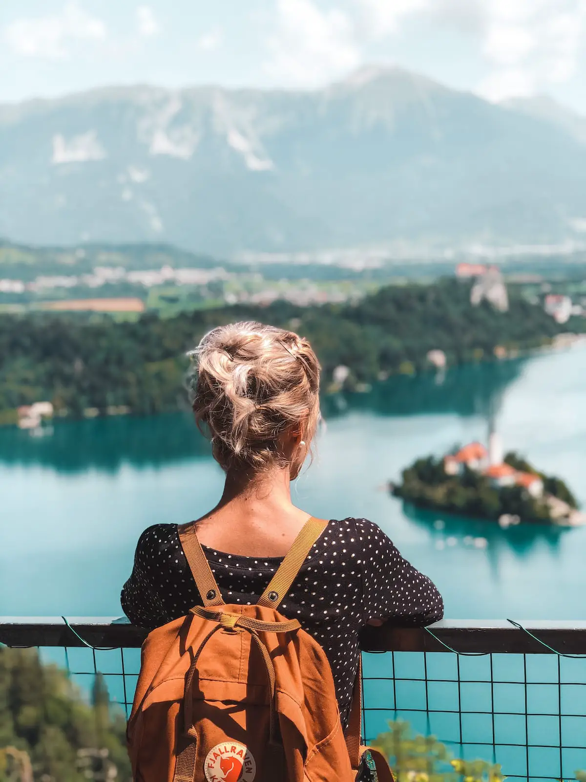 Frau mit Rucksack an Aussichtsplattform am Lake Bled