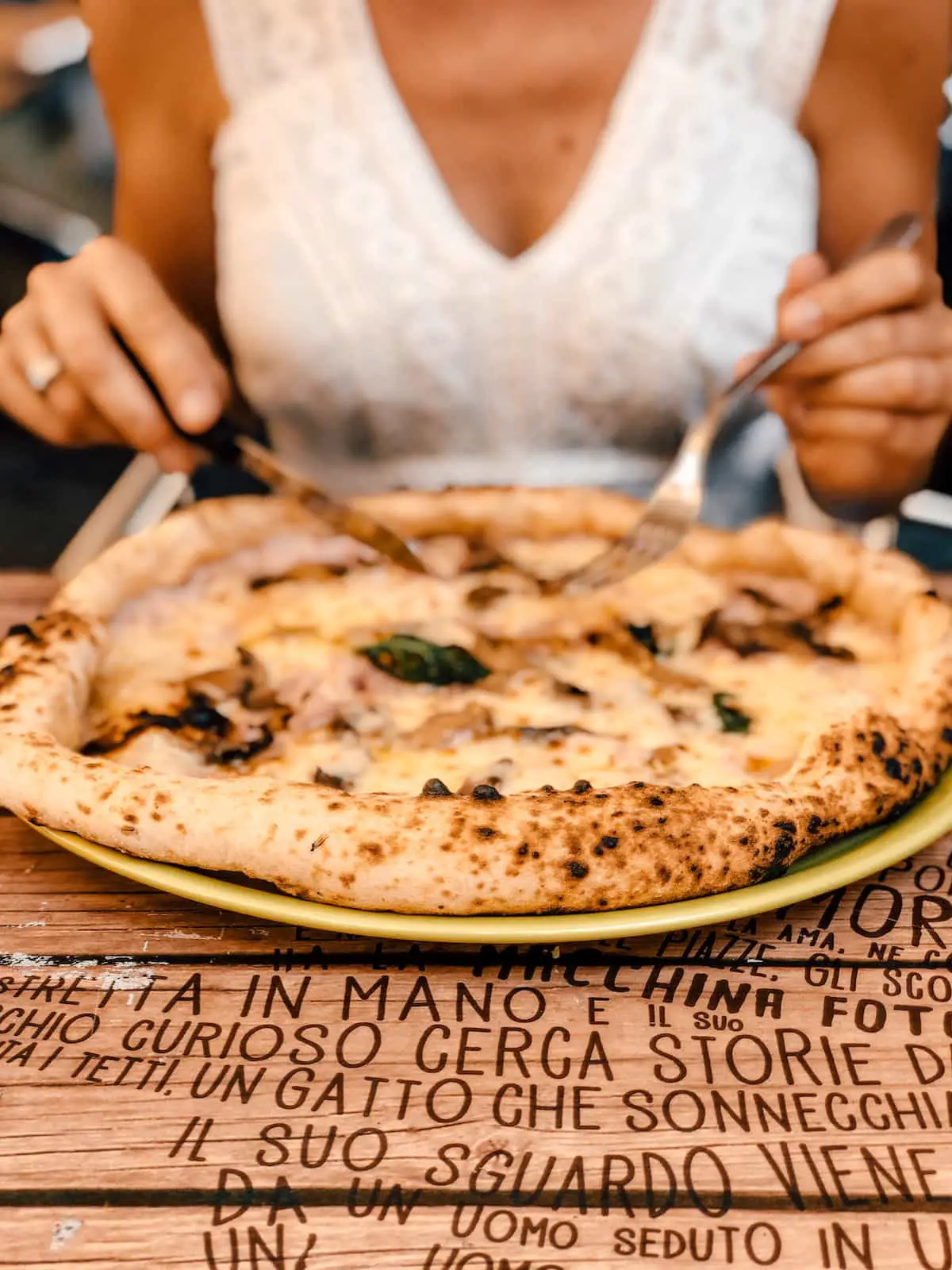 Pizza essen in Neapel