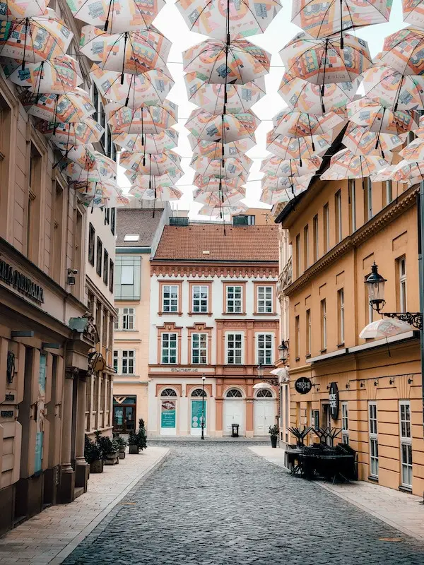 Regenschirm Straße in Bratislava