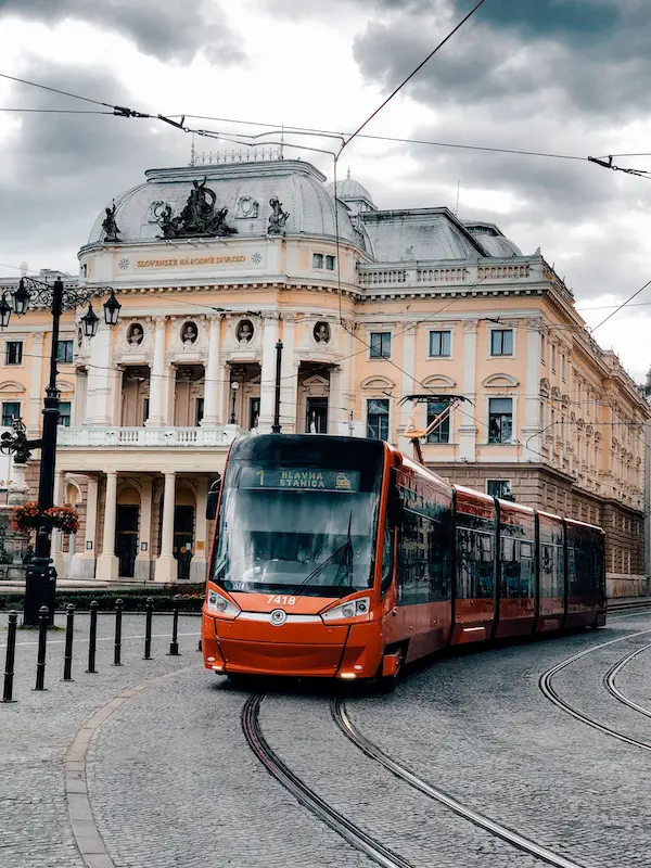 Slowakisches Nationaltheater mit Straßenbahn