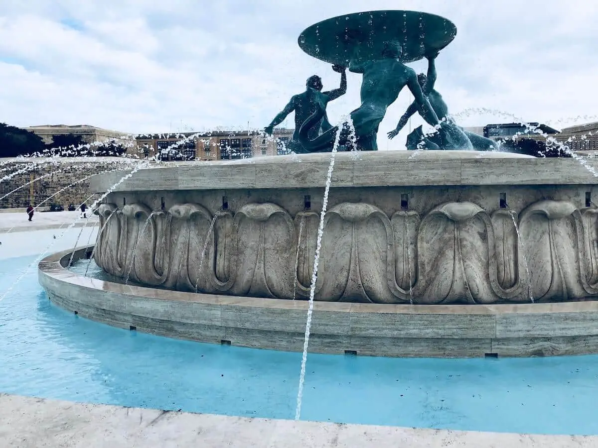 Valletta zu Fuß: Tritonenbrunnen mit Fontänen