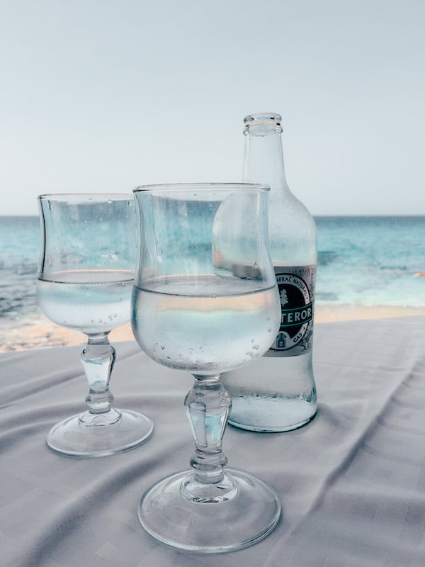 Wassergläser auf einem Tisch am Meer