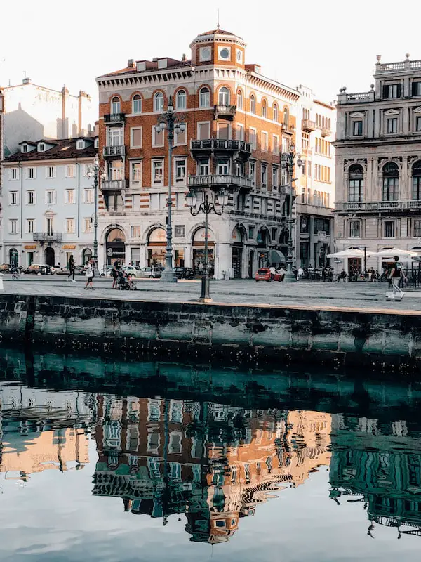 Ein Haus am Piazza Ponterosso spiegelt sich im Großen Kanal