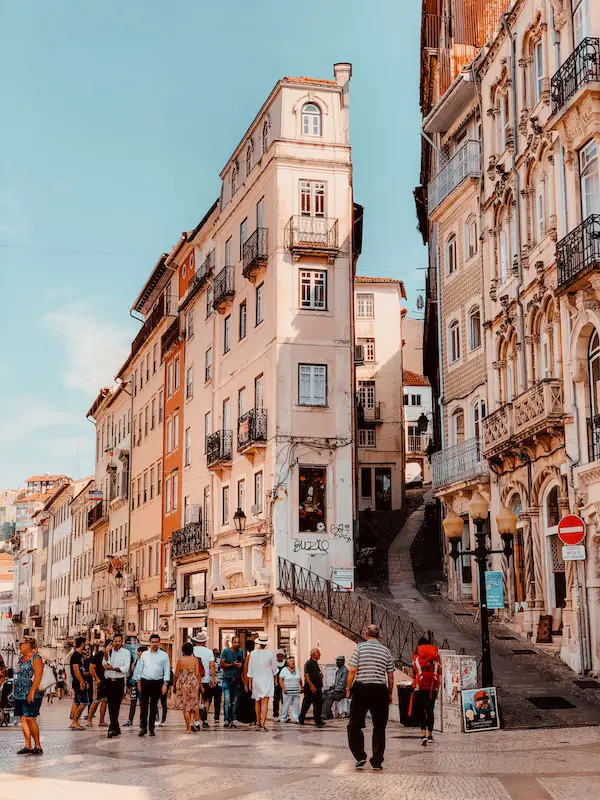 Skurriler Baustil in den Gassen von Coimbras Altstadt
