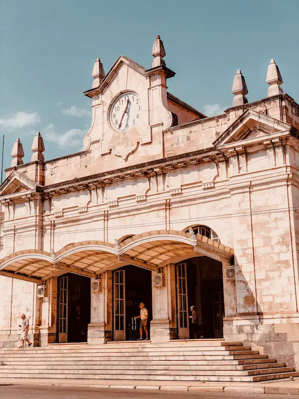 Coimbra Portugal Sehenswürdigkeiten: Fassade Bahnhof