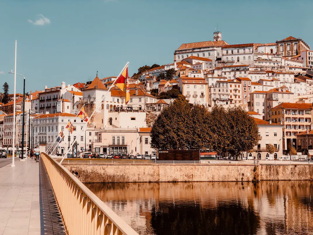 Mondego Fluss in Coimbra mit Brücke