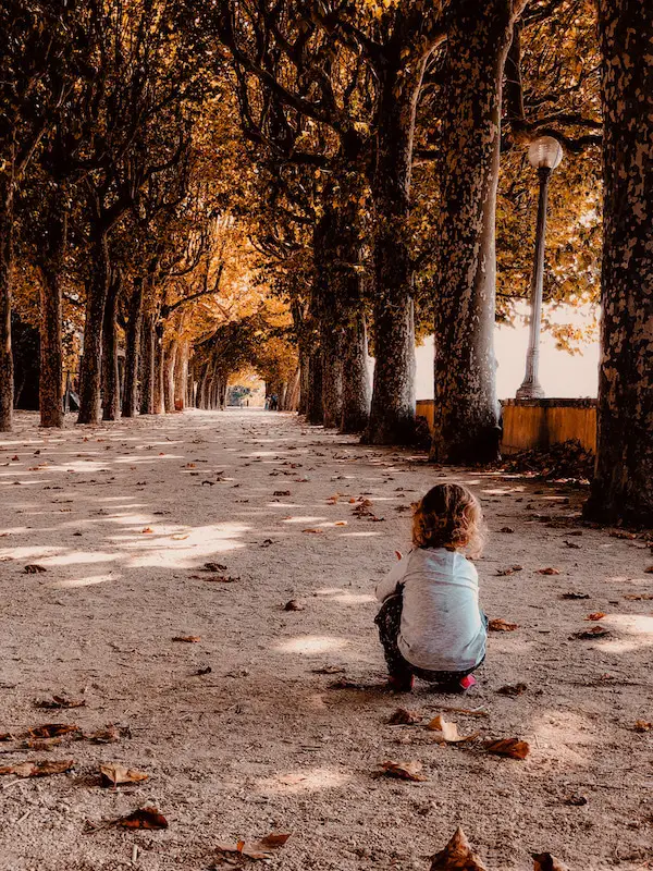 Kind spielt im Parque Verde in Portugal