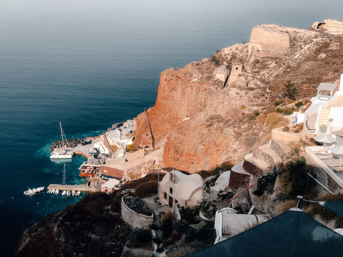 Amoudi Port, der alte Hafen auf Santorini