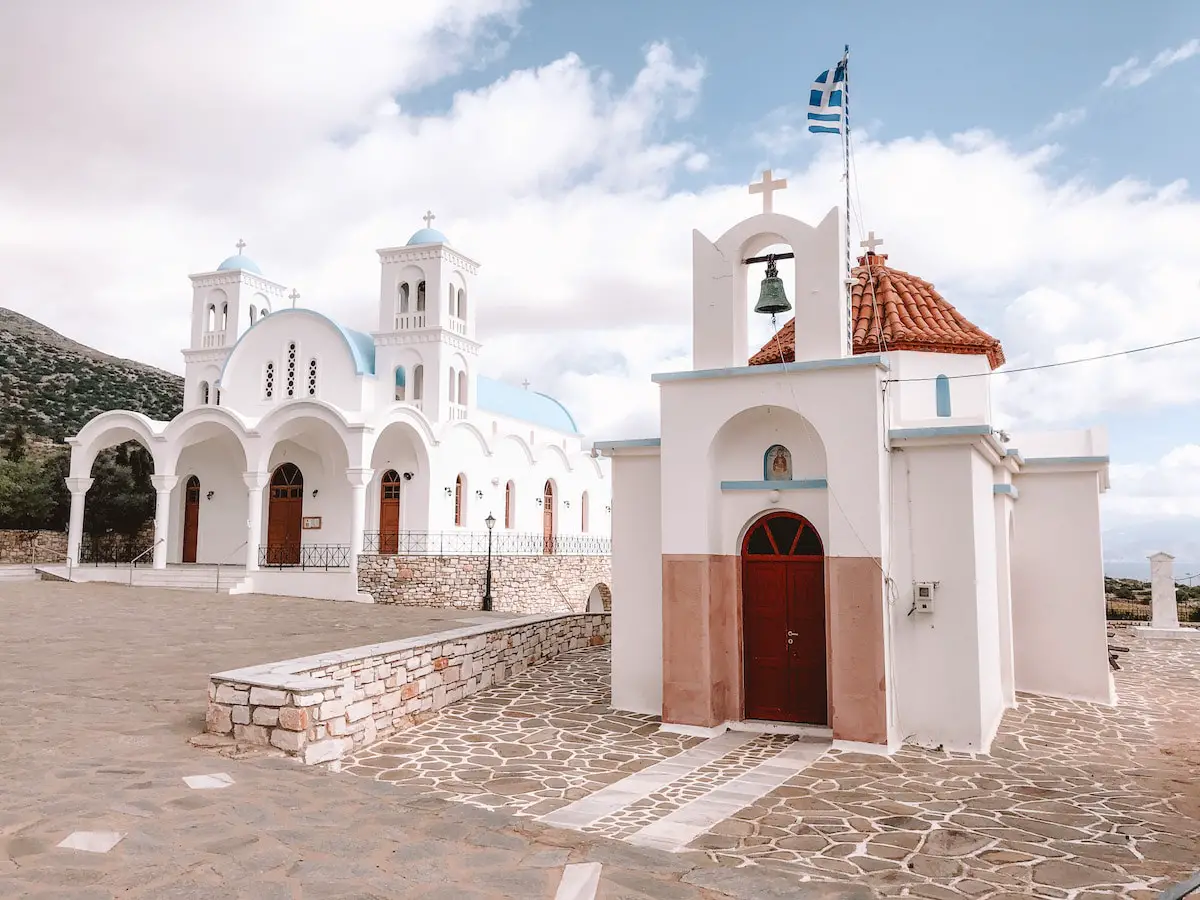 Kirche mit Glockenturm auf der griechischen Insel Paros