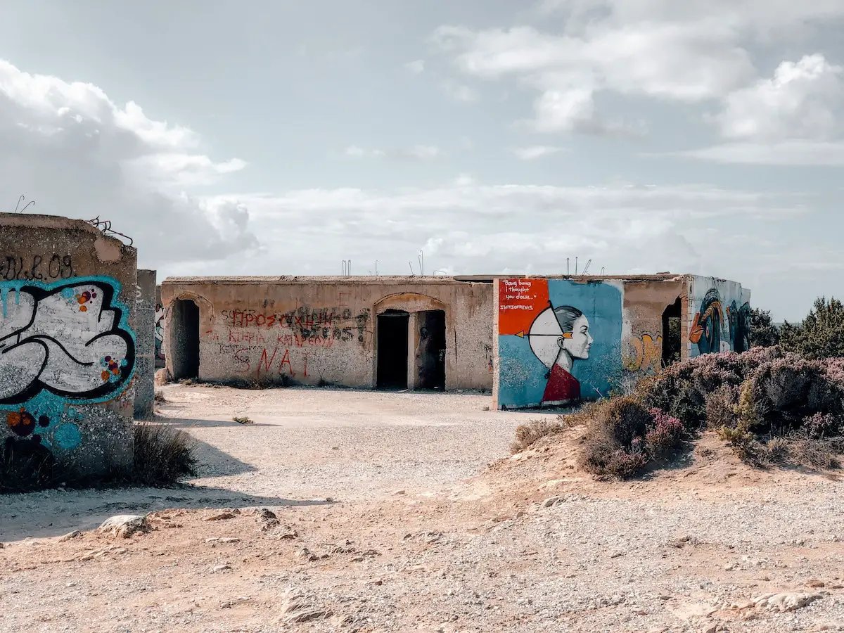 Naxos Lostplace -Hotelruine von Alyko mit Grafiti