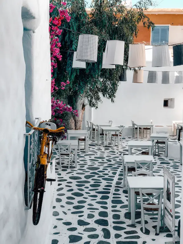 Naxos Cafe Innenhof mit schönen Lampen