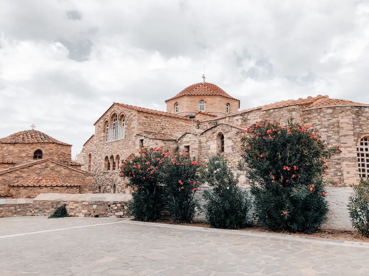Blick von außen auf die Panagia Kirche auf Paros
