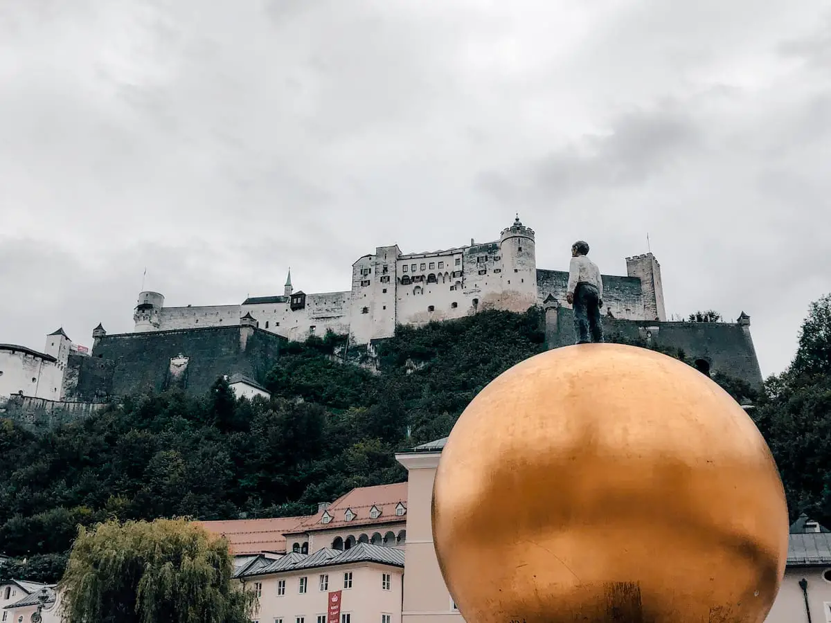 Salzburg Mann auf goldener Kugel