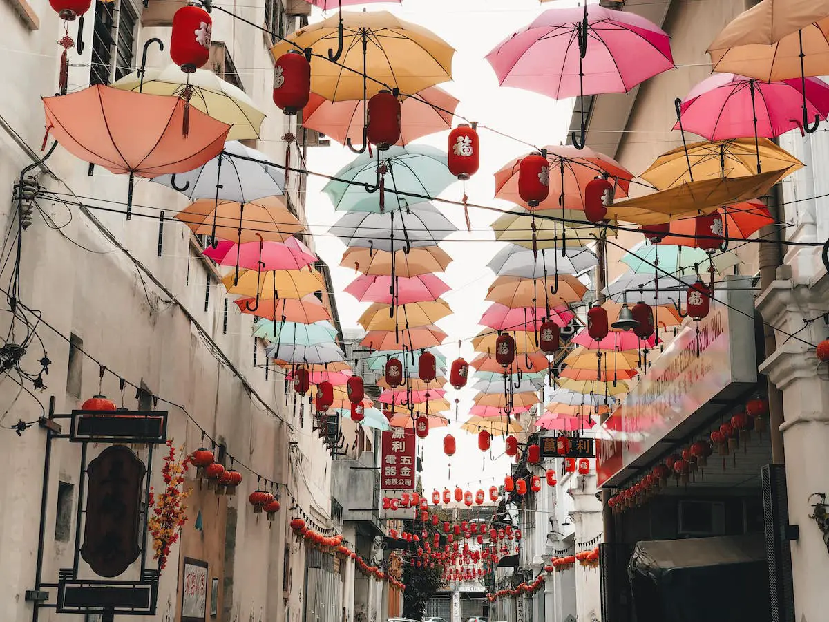 Straße mit bunten Regenschirmen