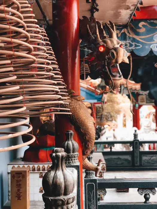 Drache und Räucherstäbchen im Ling Sen Tong Tempel Ipoh