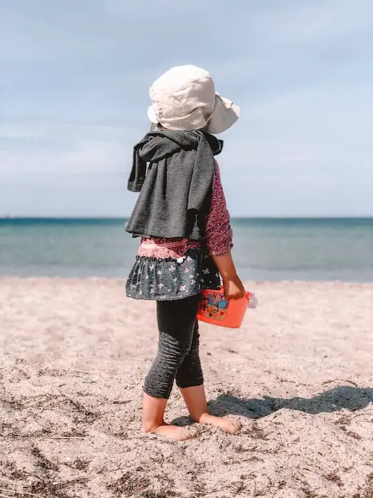 Kind am Strand von Fehmarn