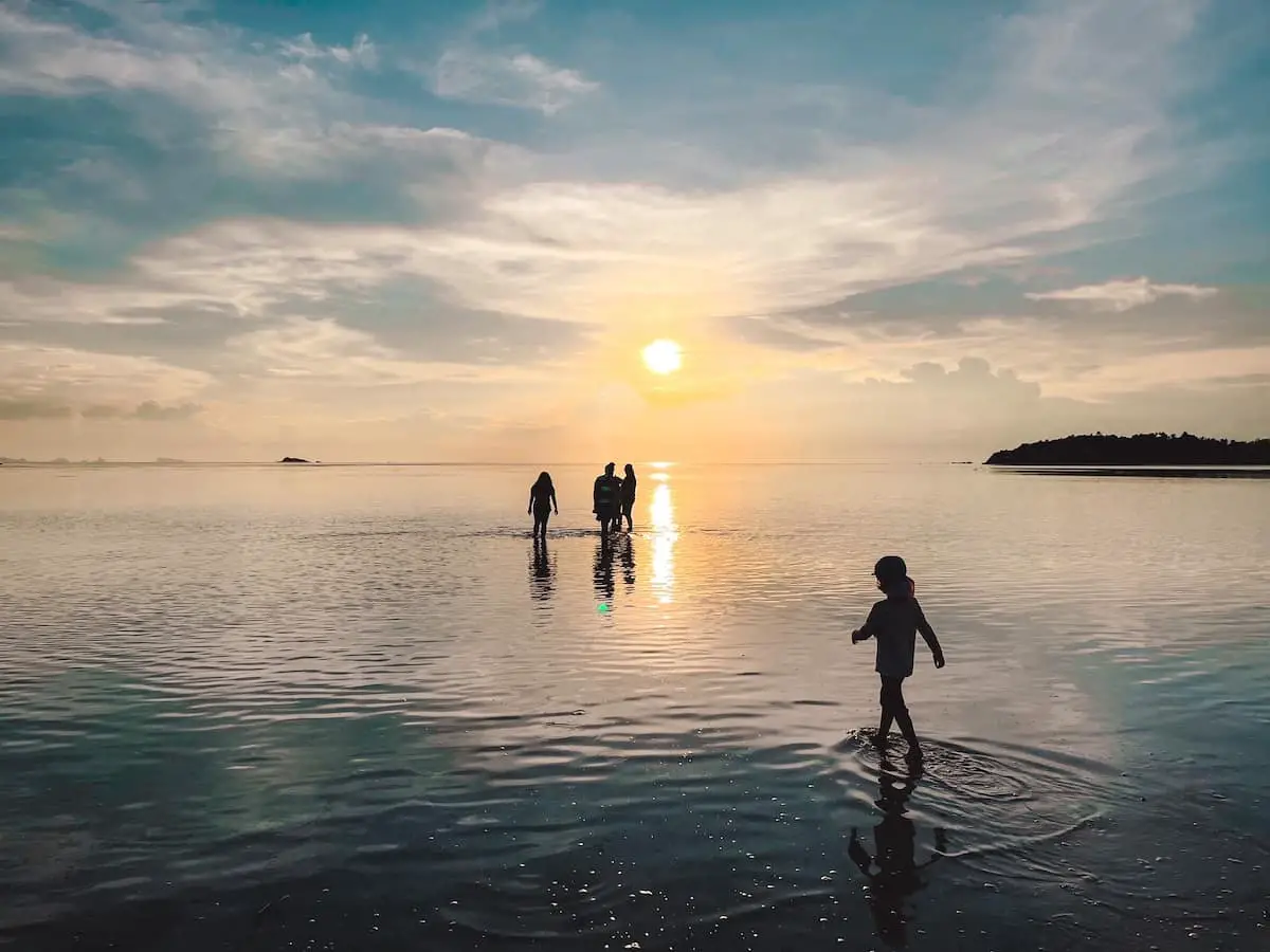 Thailand mit Kindern am Strand