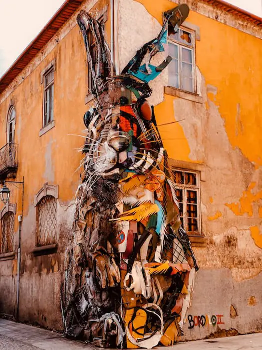 Kunstwerk Schrotthase in Porto