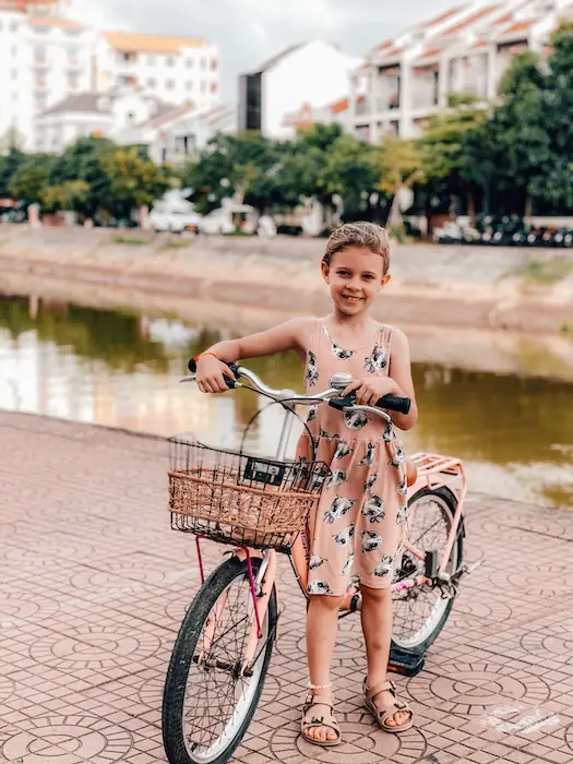 Kind beim Fahrrad fahren in Hoi An